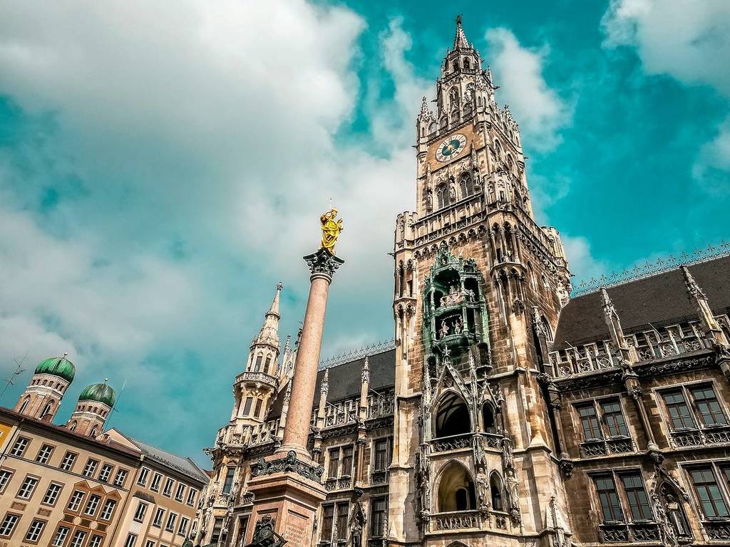 rathaus am marienplazt, wo sich die passage befindet