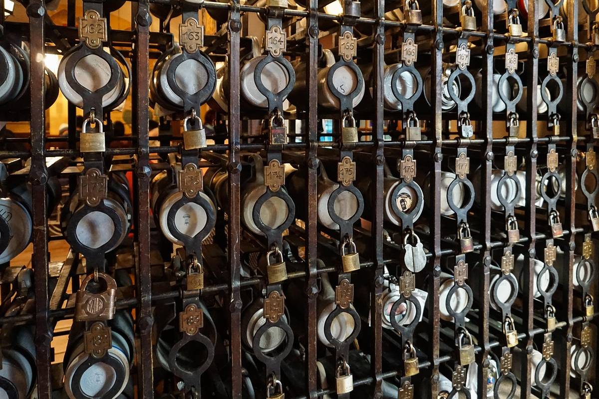 weggeschlossene bierkrüge im hofbräuhaus