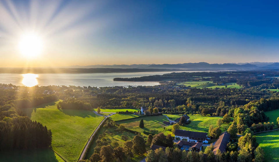 The longest viewing balcony on Lake Starnberg: here you can look out over the entire lake as far as the Bavarian Alps