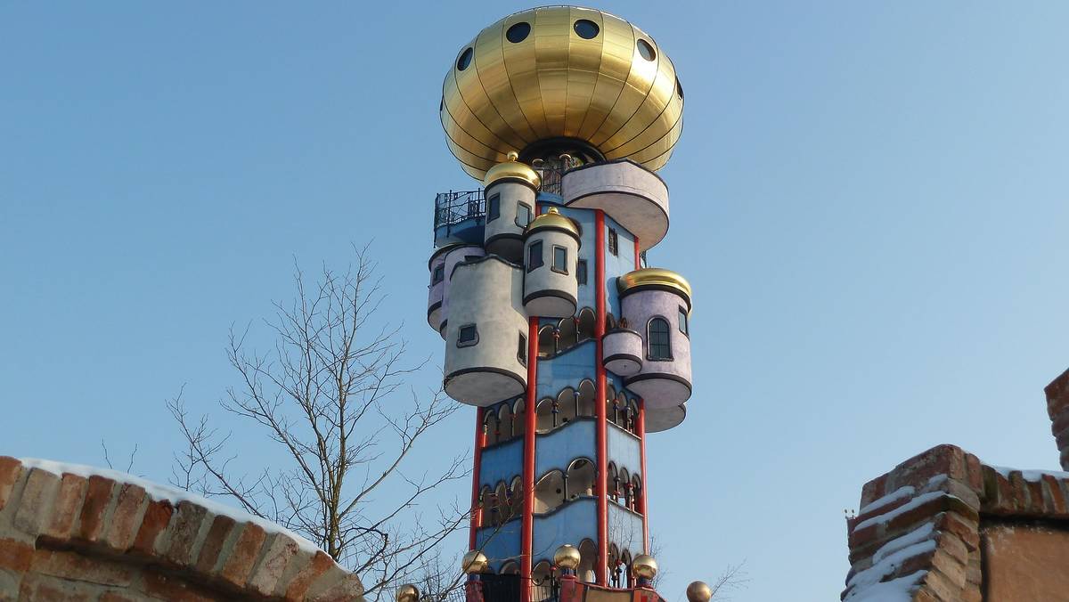 kuchlbauer turm vor blauem himmel