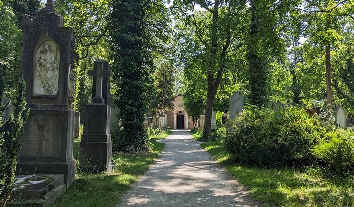 Vergesst den Englischen Garten: Auf diesem 10 Hektar großen Areal findet ihr Ruhe, Natur und die Grabstätten bekannter Münchner Persönlichkeiten