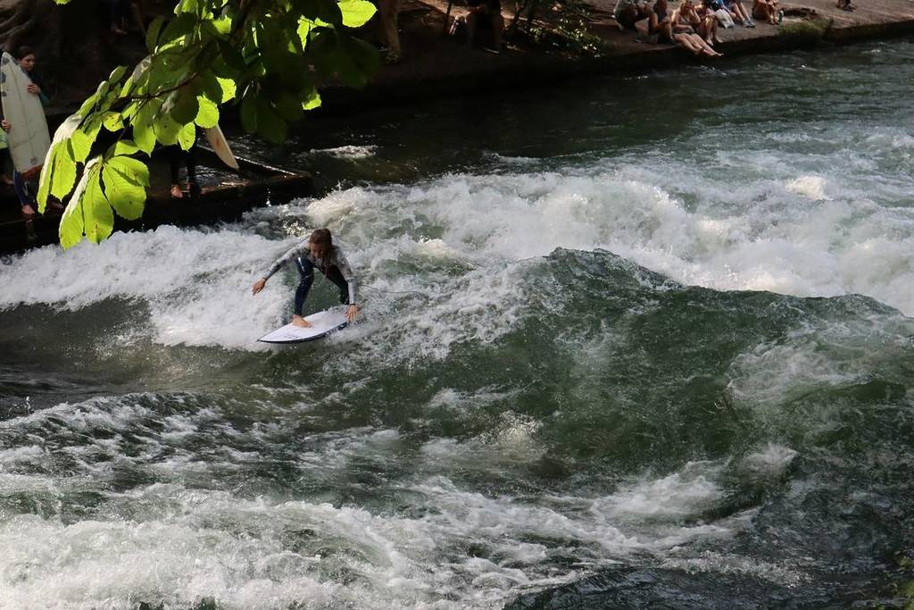 surferin auf der eisbachwelle