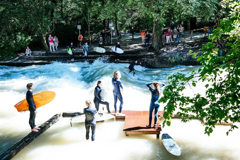 surfer an der eisbachwelle