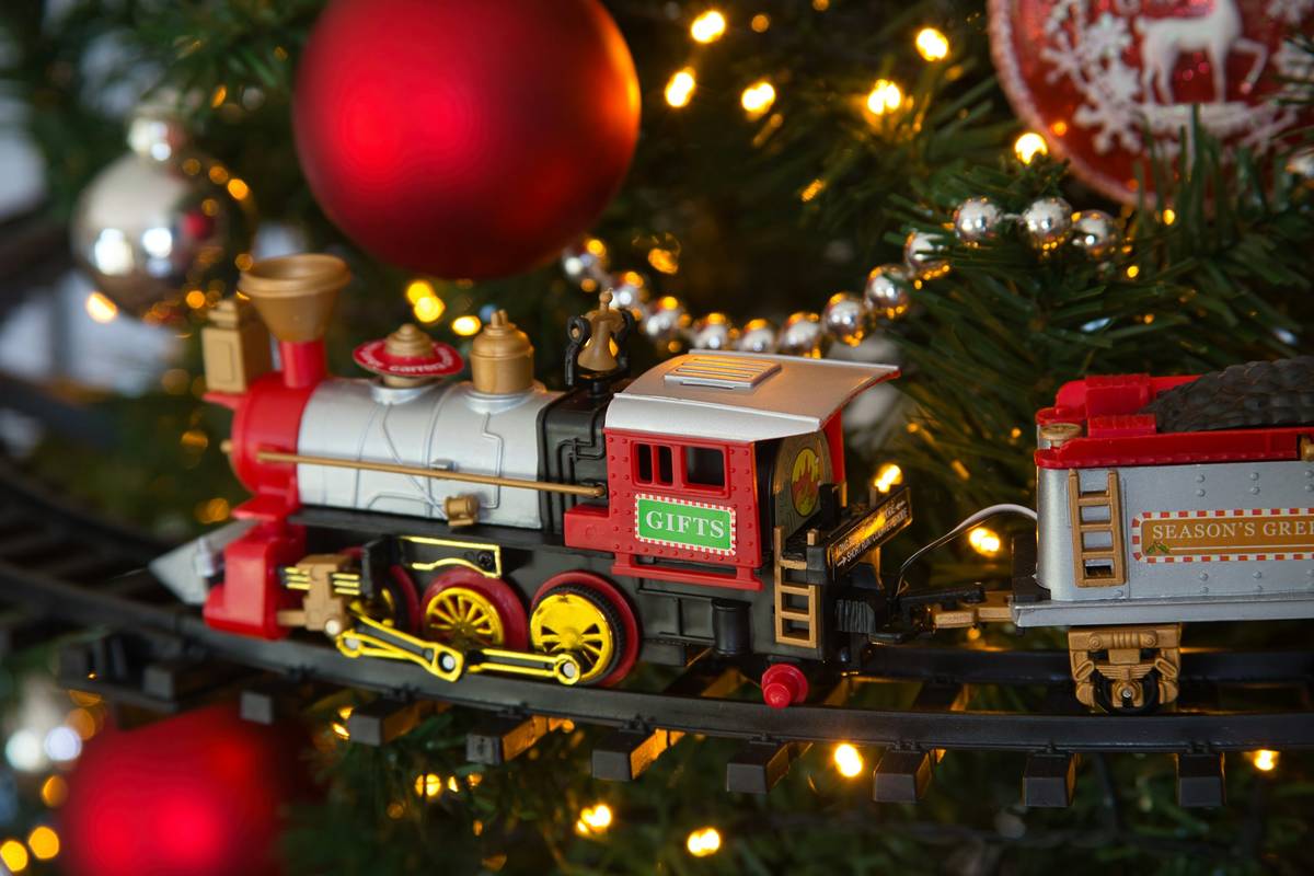 modelleisenbahn fährt durch weihnachtsbaum, weihnachtszug