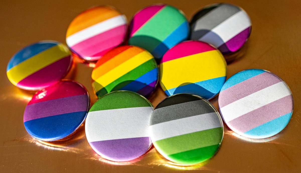 buttons mit den queer flaggen farben