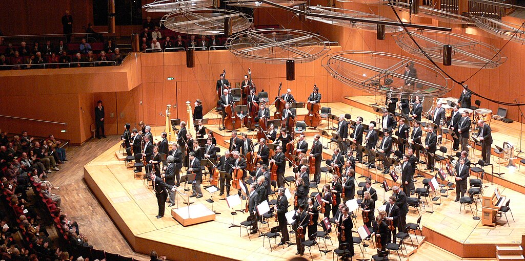 Orchester der Münchner Philharmoniker stehen auf der Bühne im Gasteig