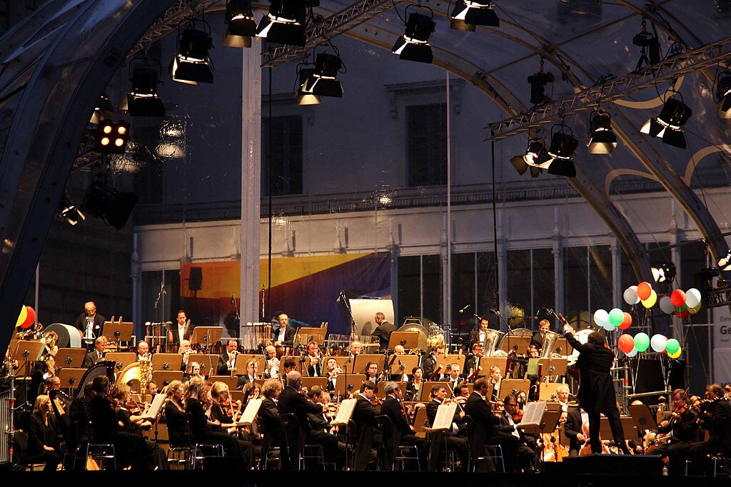 Bayerisches Staatsorchester spielt auf einer Bühne in München