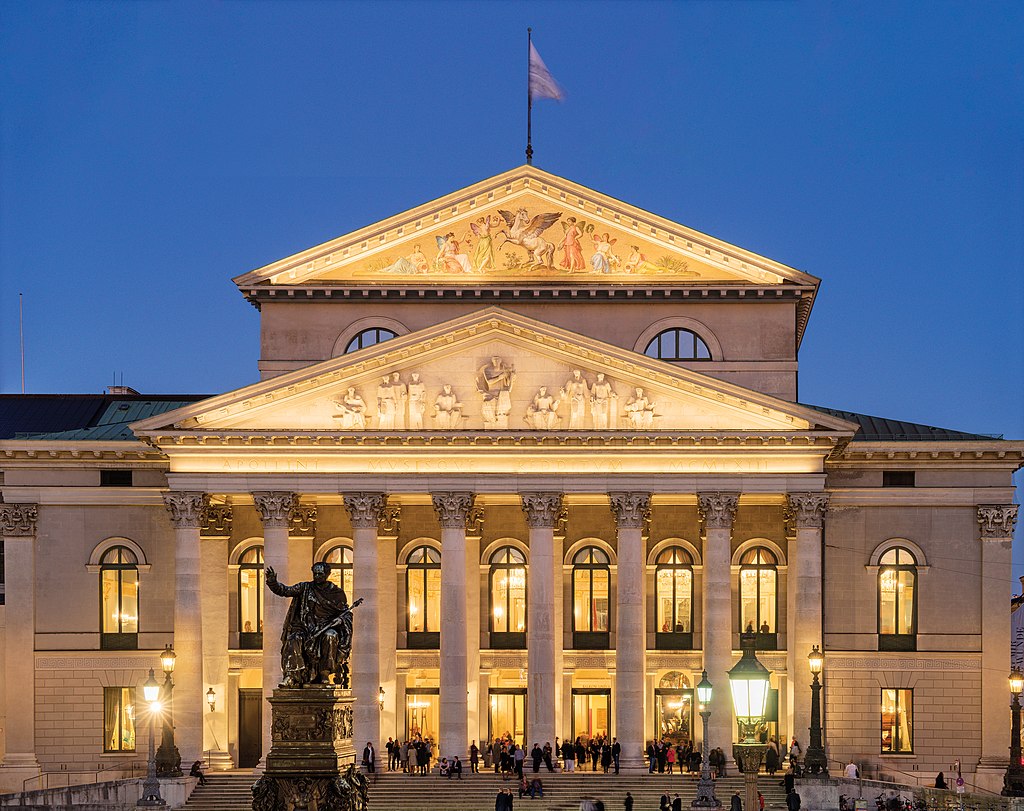 Nationaltheater München / Bayerische Staatsoper, beleuchtete Fassade von außen
