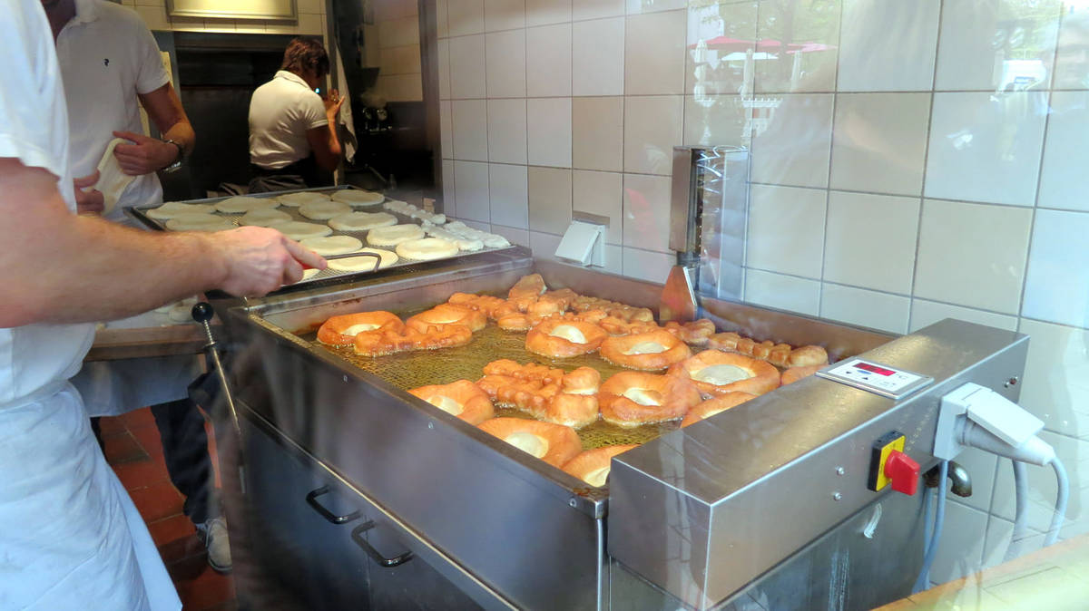 Schmalznudeln im Café Frischhut
