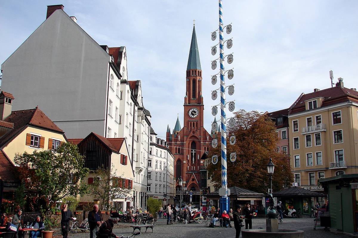 wiener platz mit maibaum und blick auf johanneskirche