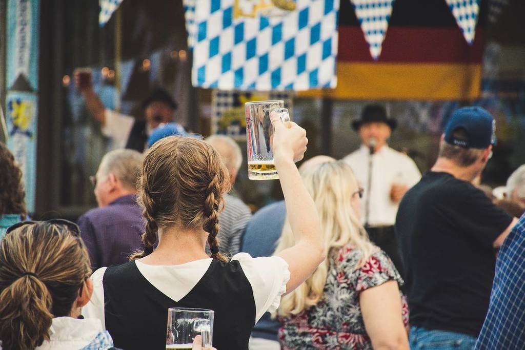 woman in a dirndl with beer, saving