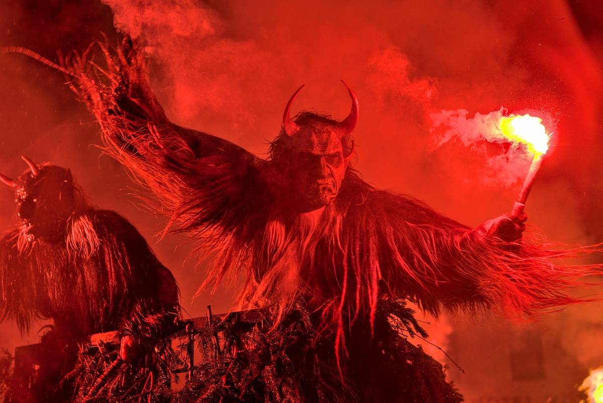 krampus mit fackel bei krampuslauf