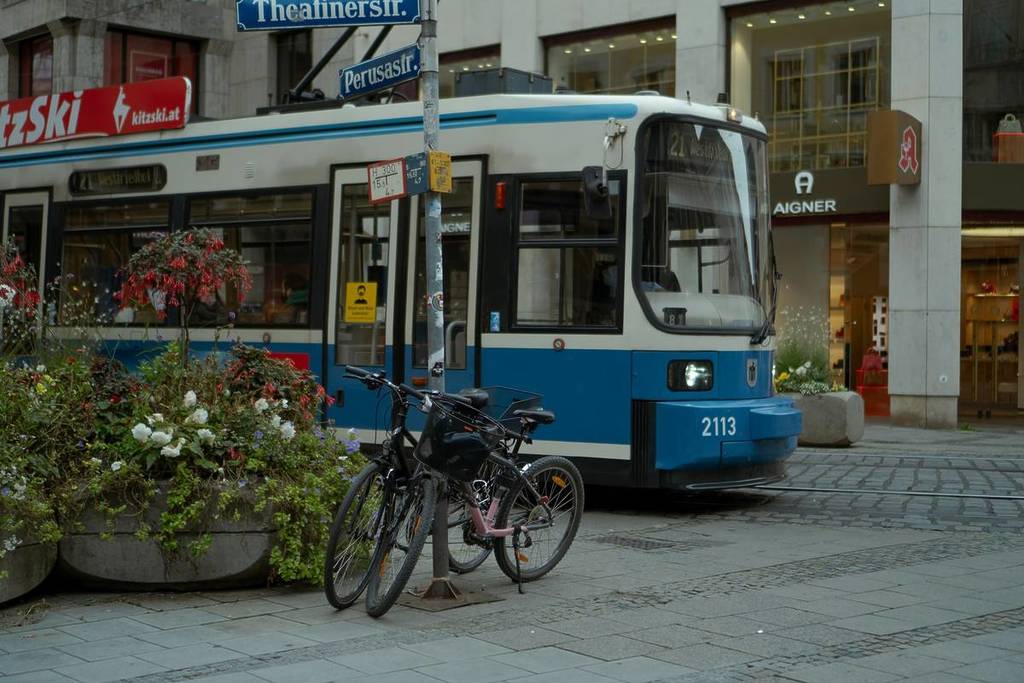 tram auf der theatinerstraße in münchen, christkindltram