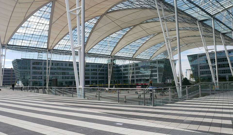 Winter sports, illuminated rides, creative program: this and more awaits you at the Christmas market at Munich Airport