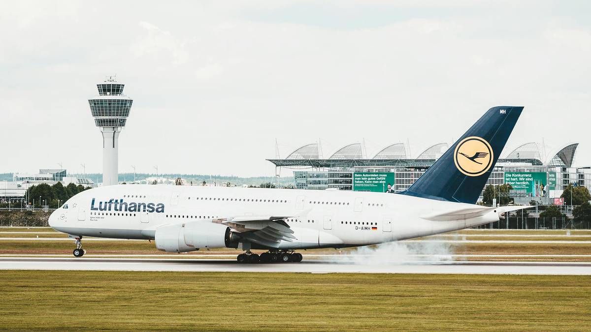lufthansa fulgzeug auf dem münchner flughafen