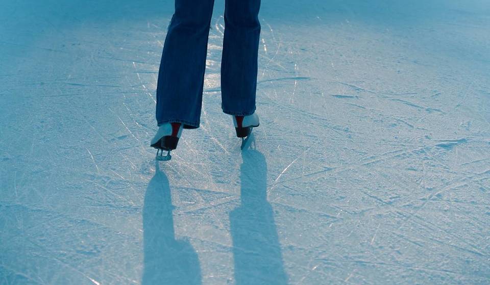 Ice skating against a palace backdrop: Royal skating fun on natural ice awaits you in Munich