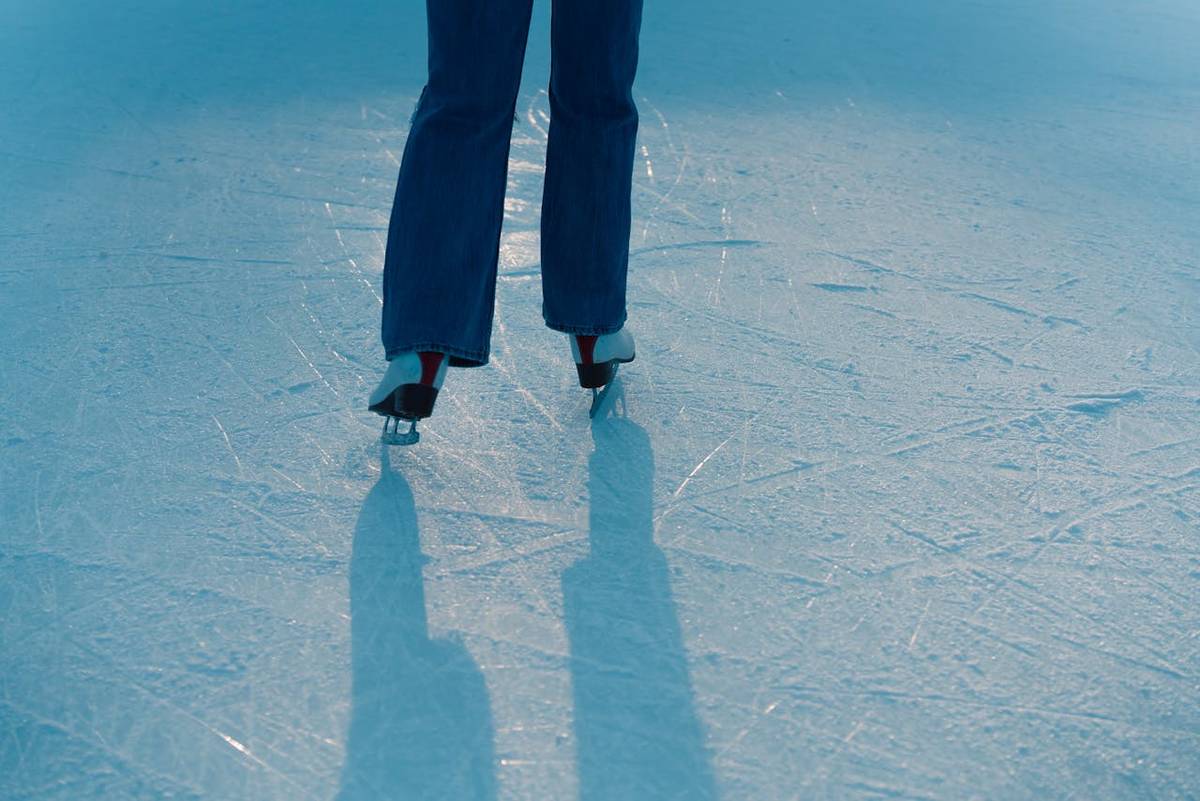 beine einer person beim eislaufen