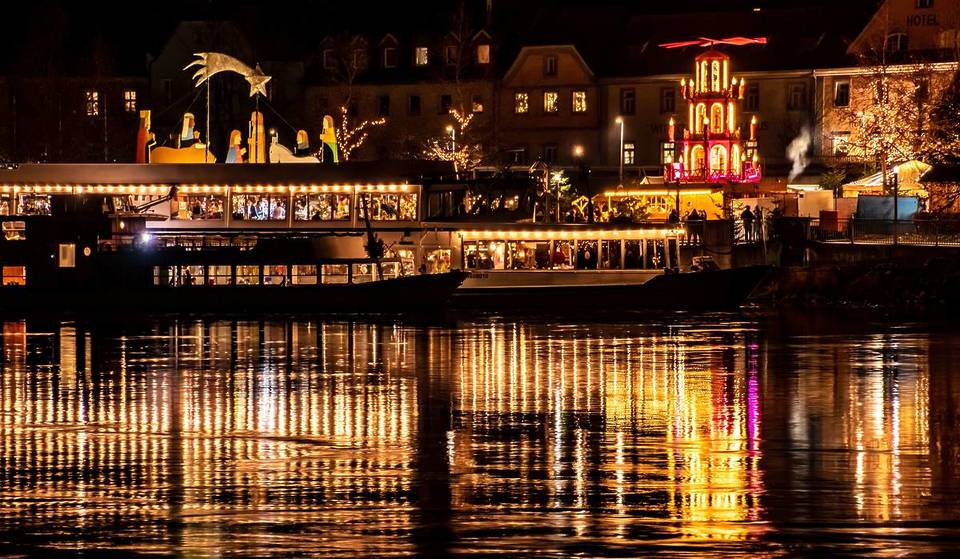 Advent magic on the water: visit the unique floating Christmas market on the Danube just 2 hours from Munich