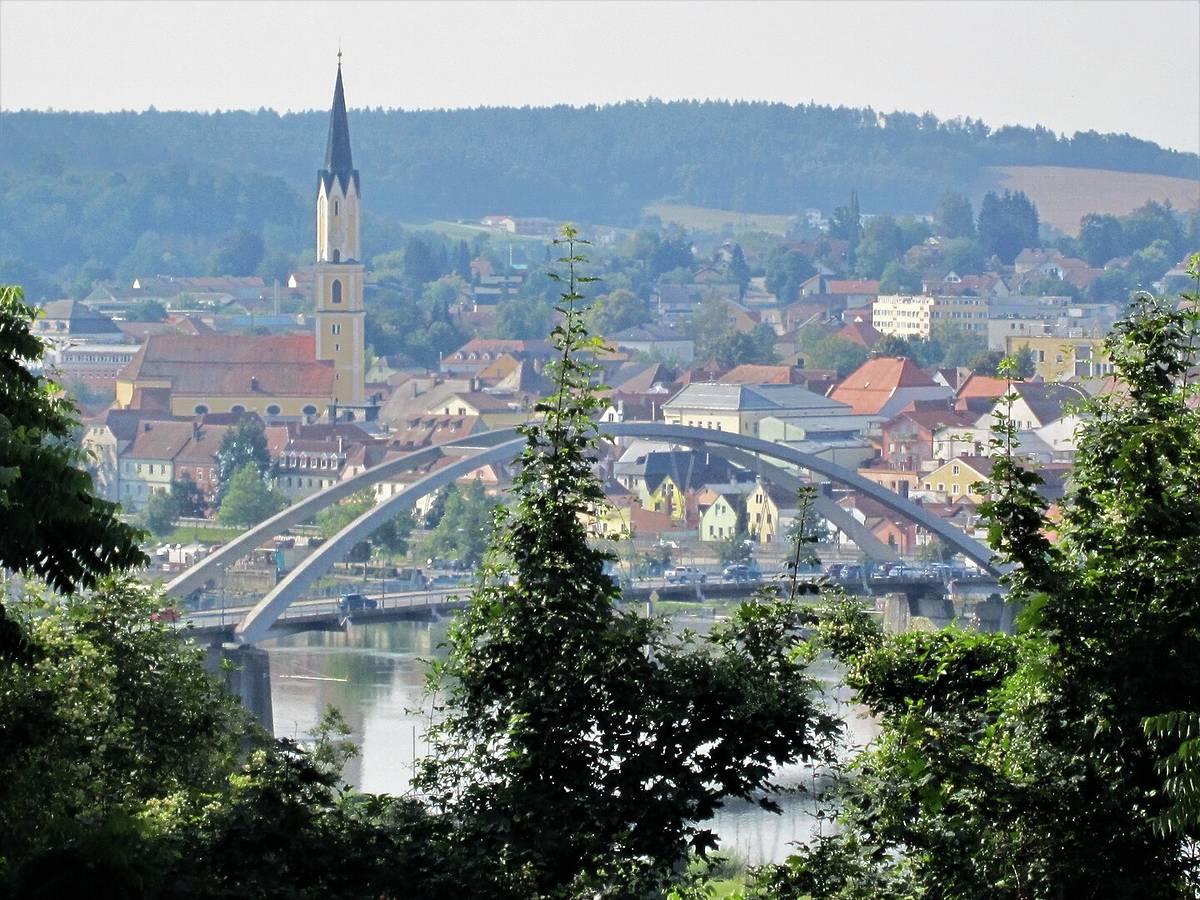 blick auf brücke und altstadt über die donau in vilshofen