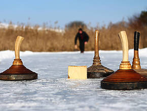 Curling for everyone” in the world’s largest beer garden: here you can play curling on nine natural ice rinks