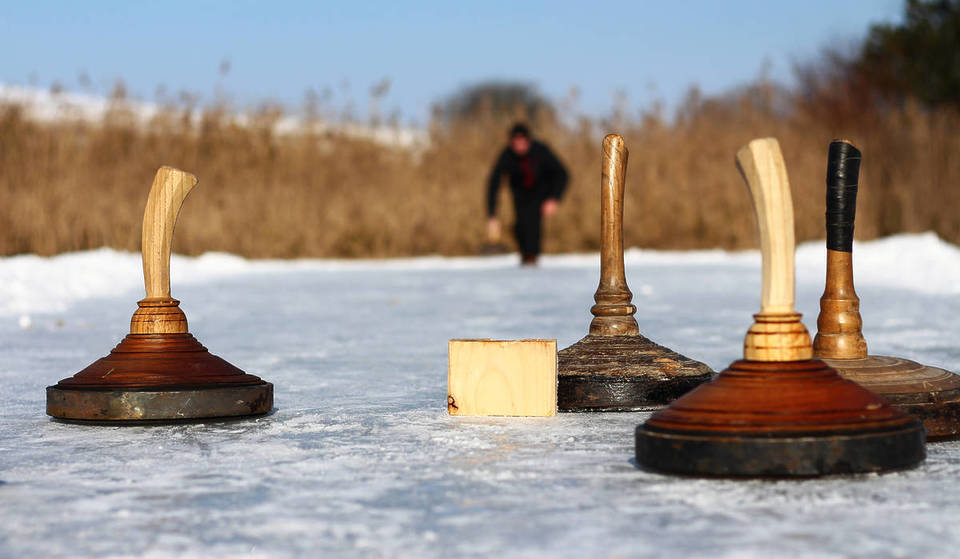 Das „Curling für Jedermann“ im größten Biergarten der Welt: Hier kannst du auf neun Natureisbahnen Eisstockschießen