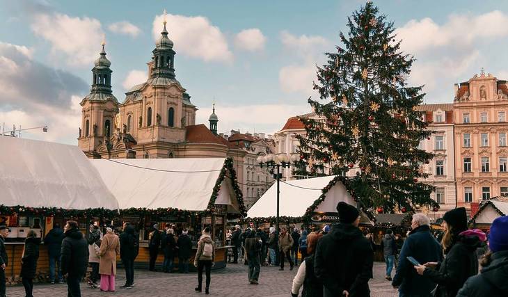 Die schönsten Weihnachtsmärkte Europas: Hier glänzt die Stadt wie im Film „Drei Haselnüsse für Aschenbrödl“