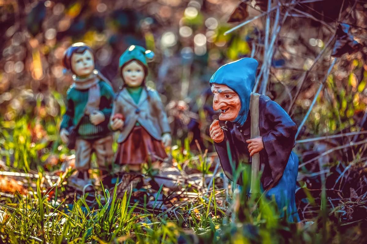 tonfiguren von hänsel und gretel treffen die hexe
