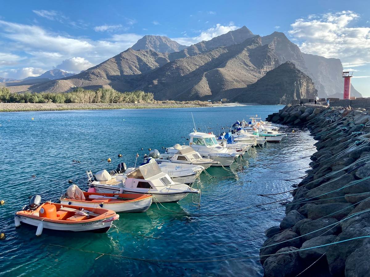 boote auf dem meer, berge im hintergrund