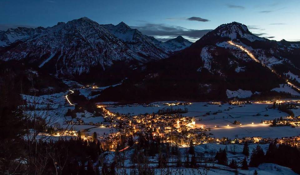 Eine Stadt im Allgäu wird zur Winterwunderwelt vor Bergpanorama: 200.000 Lichter, eine lebende Krippe und ein einzigartiger Umzug