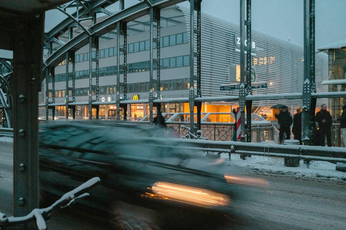 hackerbrücke im winter mit schnee