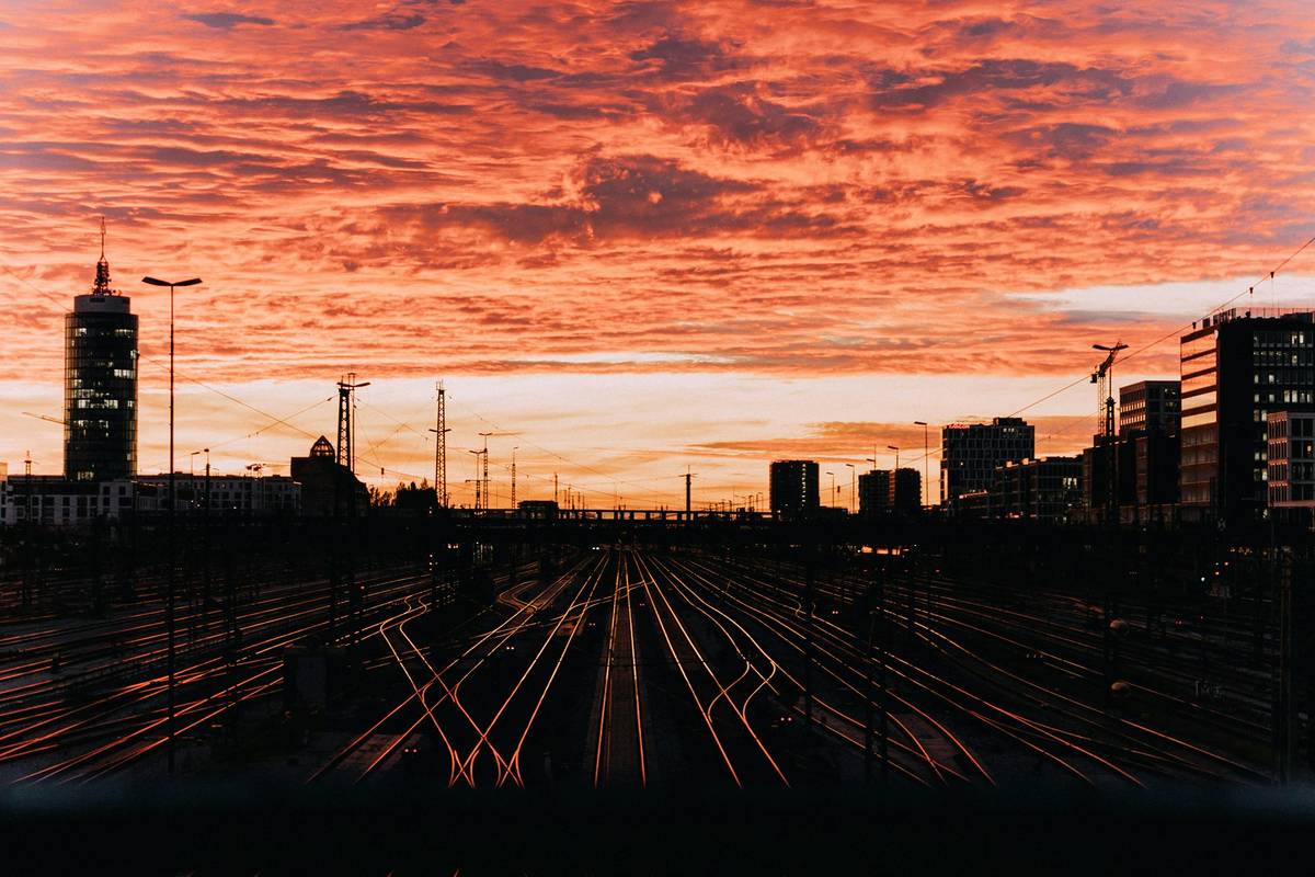 sonnenuntergang über münchner bahngleisen