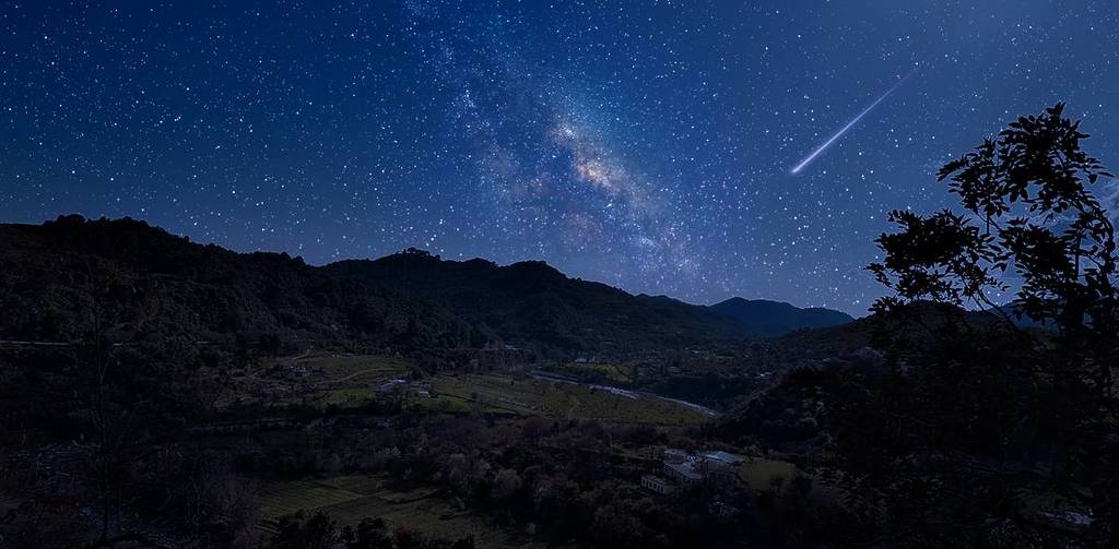 shooting star in the night sky, Geminids