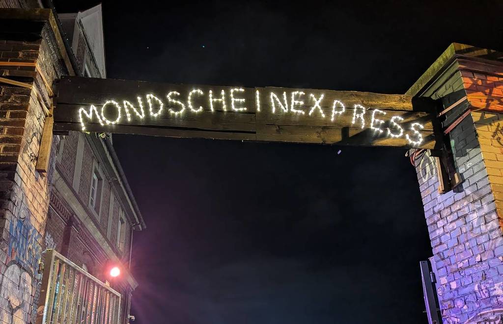 Winter festival in the container collective: hop aboard the Bahnwärter Thiel’s Moonlight Express and experience a cultural gem with a heart