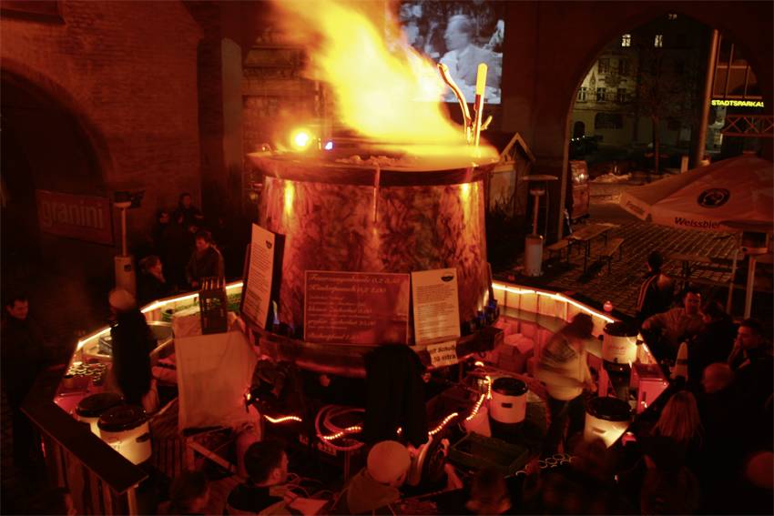 brennender kessel der münchner feuerzangenbowle