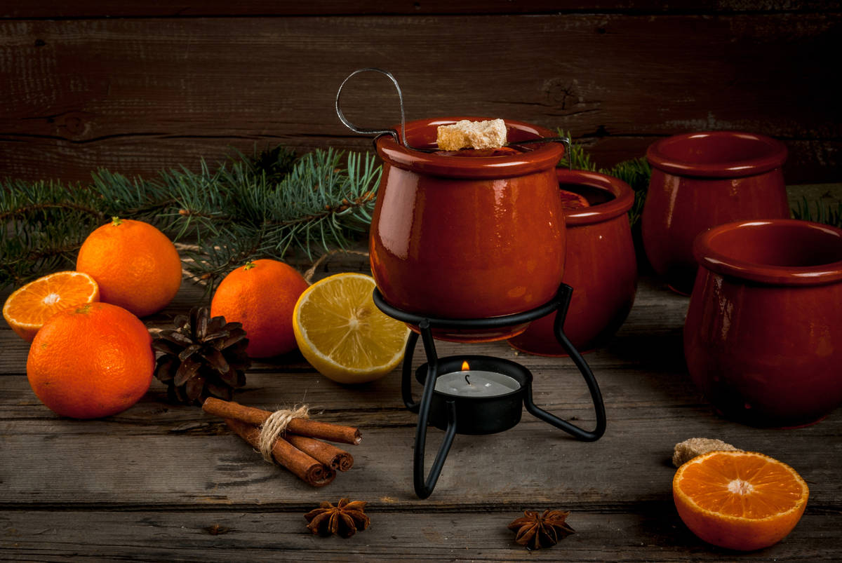 Weder zu heiß noch zu süß: Mit diesen drei Tipps wird eure Feuerzangenbowle in diesem Winter perfekt