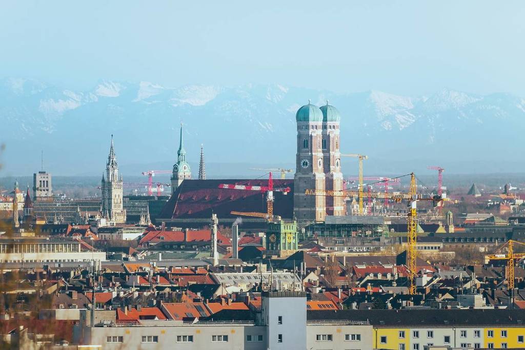 panroama auf münchen mit frauenkirche, feuerwerk in münchen