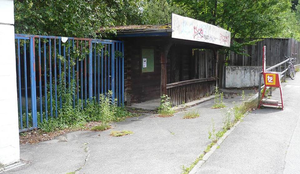 Drehort für „Die Unendliche Geschichte“: Einst ein Schwimmbad zeugen heute noch rostige Schilder und kleine Häuschen von diesem Lost Place in München