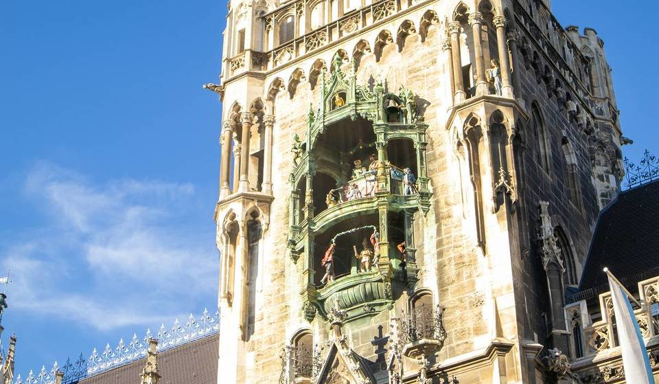 Tradition seit 1909: Warum am Münchner Rathausturm jeden Tag ein Ritter von seinem Pferd gestoßen wird