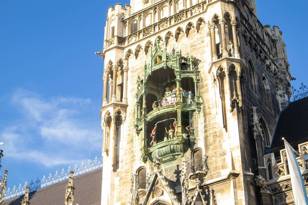 glockenspiel mit schäfflertanz am rathaus