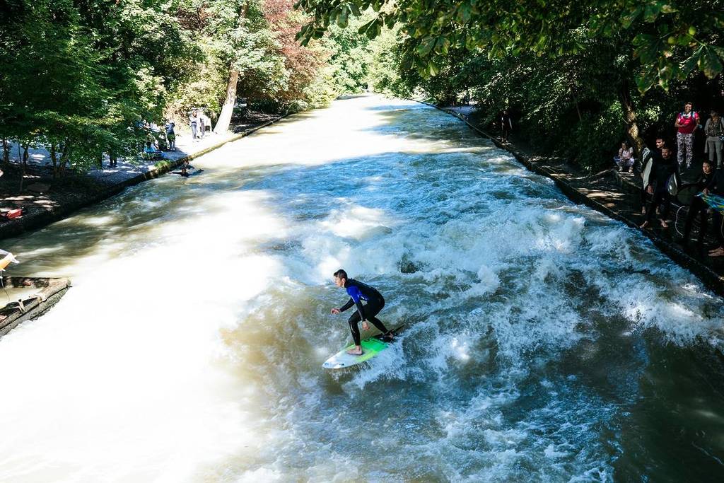 surfer auf der Eisbachwelle