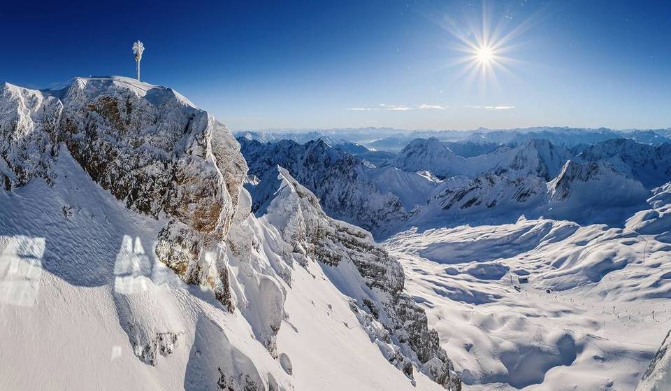 Skifahren über den Wolken: Am höchsten Berg Deutschlands könnt ihr über 400 Berggipfel blicken und 3 Weltrekorde gleichzeitig erleben