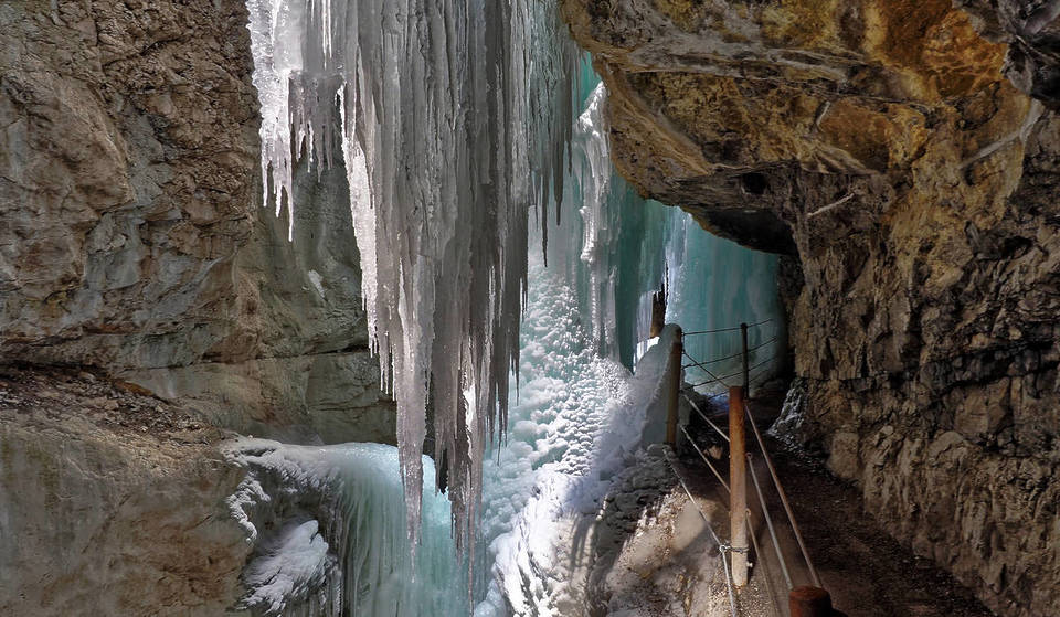 Münchens magischste „Eiskathedrale“: Darum solltet ihr jetzt in diese glitzernde Welt aus meterhohen Zapfen und Millionen Eiskristallen eintauchen