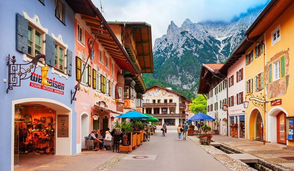 Nur 90 Minuten von München entfernt liegt eins der schönsten Dörfer Deutschlands mit 400 Jahre alter Handwerkskunst, das schon Goethe wie ein „lebendiges Bilderbuch“ vorkam