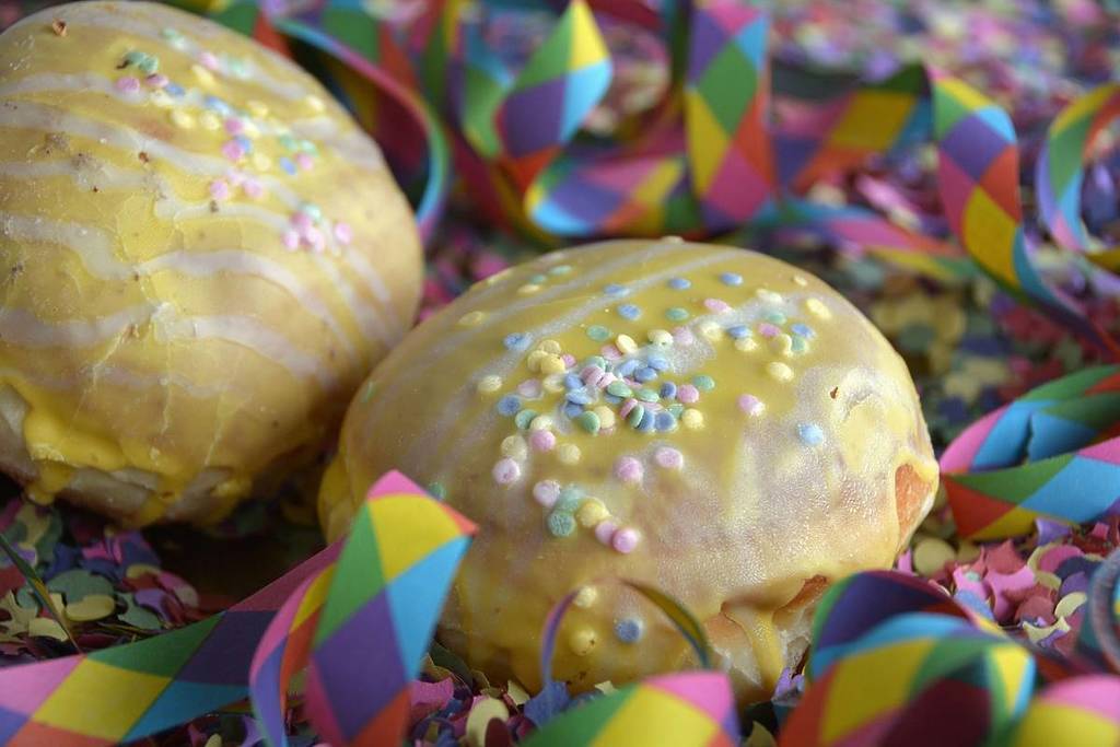 krapfen umgeben von luftschlange, café kustermann