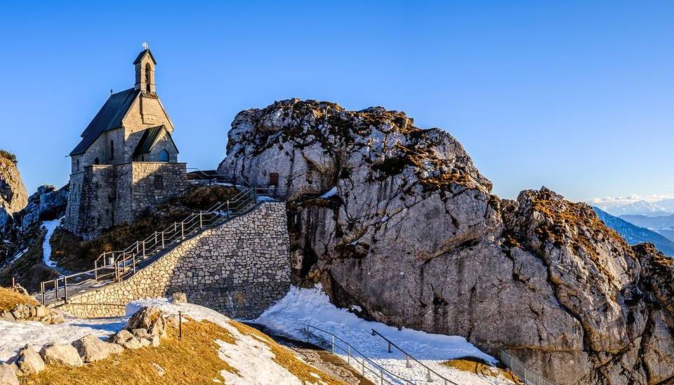 Nur eine Stunde von München entfernt versteckt sich die höchste Kirche Deutschlands auf diesem Berggipfel – und fast niemand kennt sie