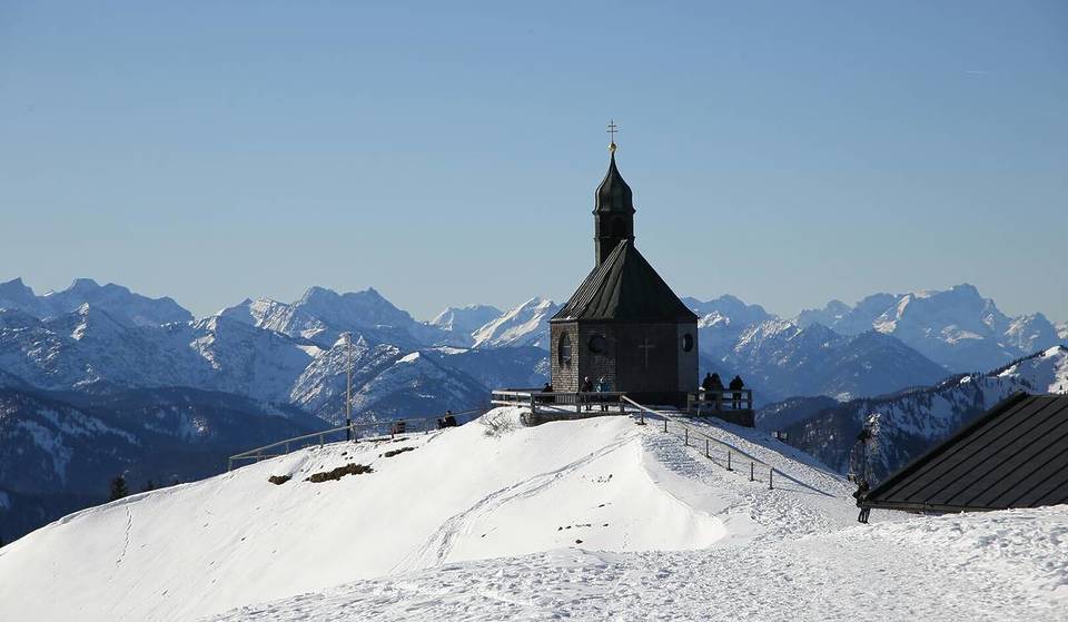 Nur eine Stunde von München entfernt liegt mit über 6 Kilometern die längste Naturrodelbahn Deutschlands – und nebenan eines der bedeutendsten Reviere für Paragliding!
