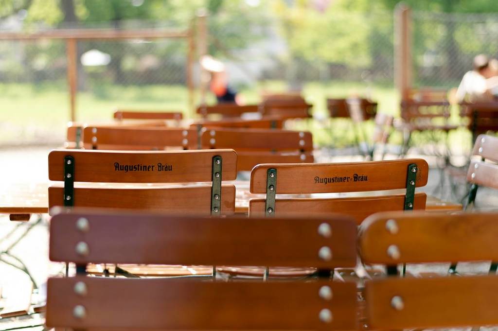stühle im hirschgarten, eisstockschießen im winter