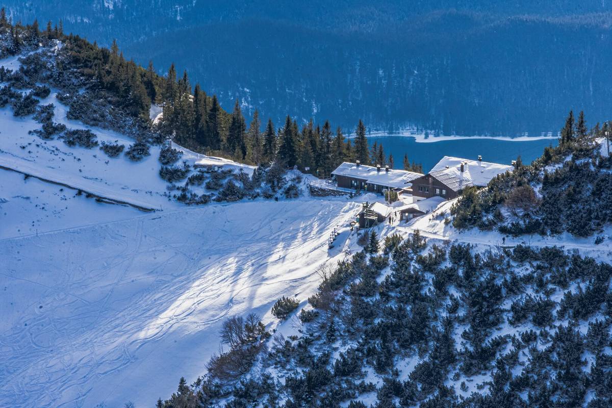 Schneepanorama auf dem Berg Herzogstand