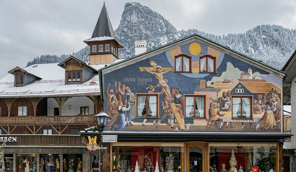 Bunter als jedes Museum: In diesem Dorf nur 70 Minuten von München erzählen die Hauswände seit 250 Jahren die Geschichten der Bewohner