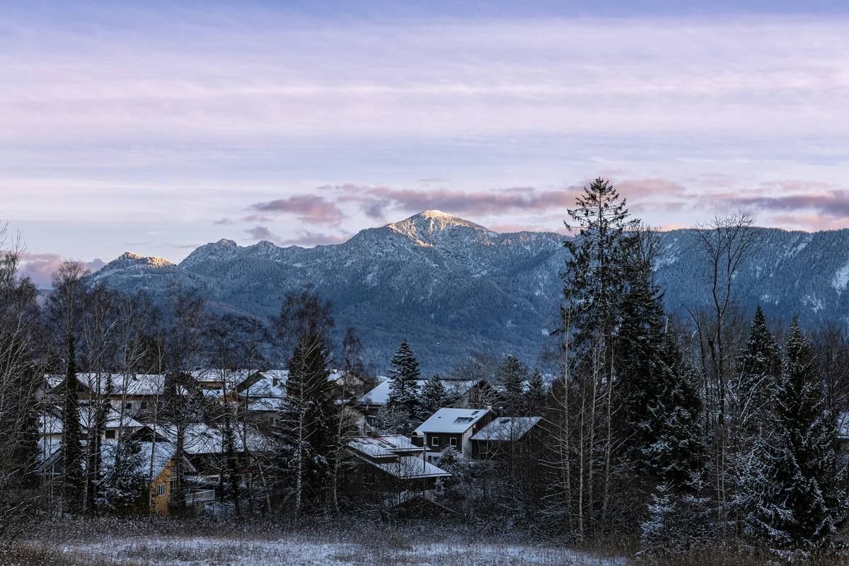 häuser in oberammergau mit bergpanorama